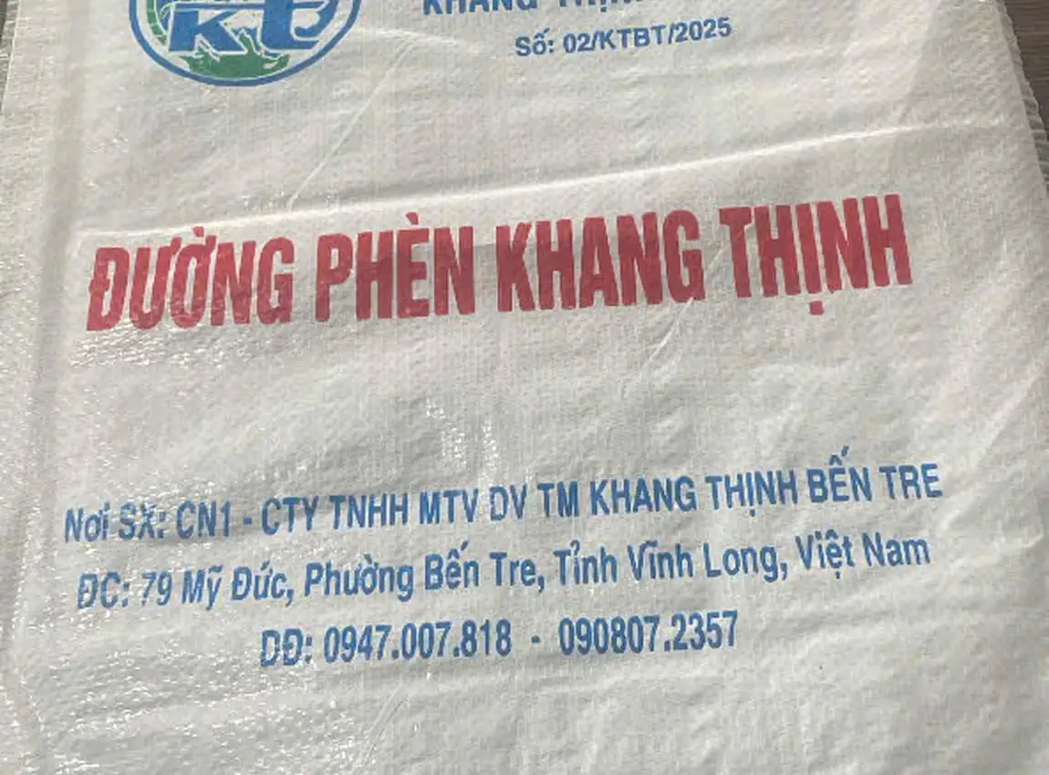 Hình minh họa những hạt đường trắng trong muỗng gỗ